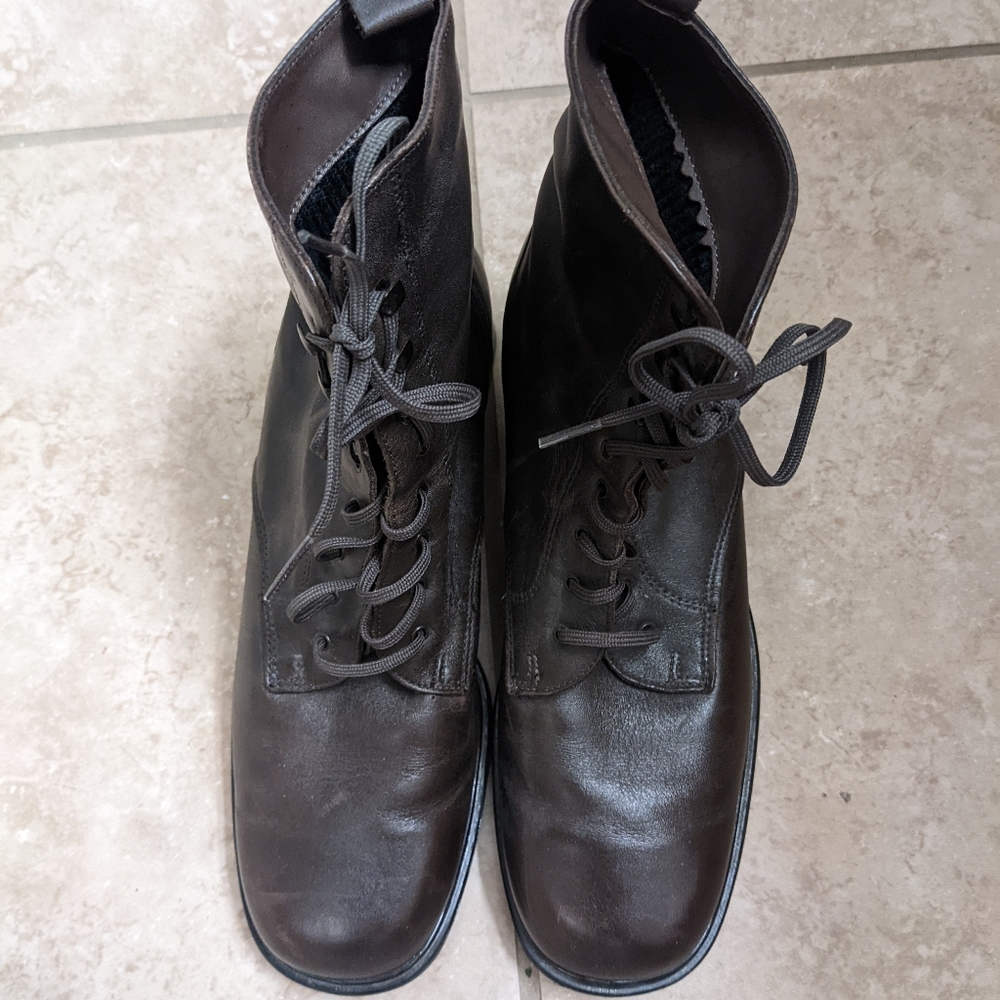 Santana Canada women's brown leather lace up combat boots size US 8